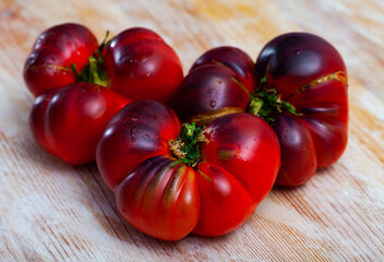 Image of brown tomatoes on wooden desk in home kitchen