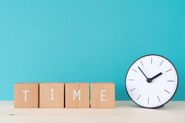 時間（タイム）｜「TIME」と書かれた積み木と時計