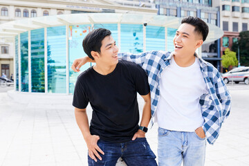 Obraz premium Two Asian friends having fun together in the city during summer holidays