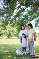 公園で楽しく過ごす家族