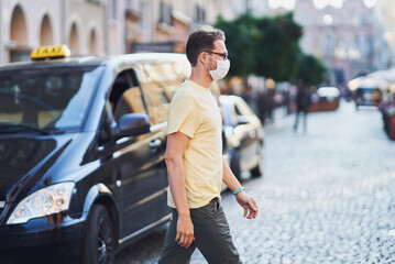 Adult man wearing a mask while walking in the city