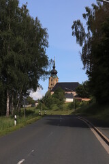 Fototapeta na wymiar An der Straße nach Marienweiher in Oberfranken Blick auf die Wallfahrtskirche Basilika