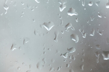 Perlende Regentropfen auf einer Fensterscheibe, Deutschland, Europa