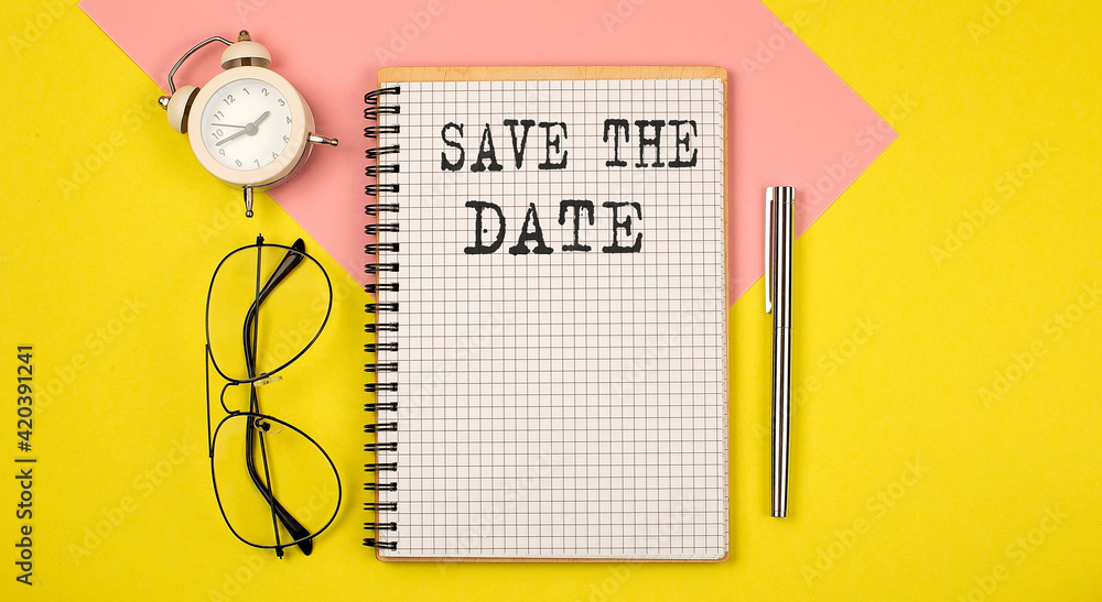 Aufkleber save the date notice on the notepad with pen, glasses and alarm clock