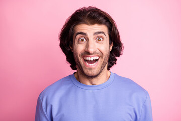 Obraz premium Photo of happy brown haired amazed young man unexpected information novelty isolated on shine pink color background