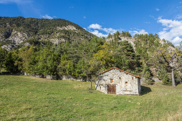Fototapeta na wymiar scenic Alpes mountains near Prad with old rural farmers hut