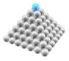 Pyramide aus gl&auml;nzenden Metallkugeln, die obere ist blau hervorgehoben