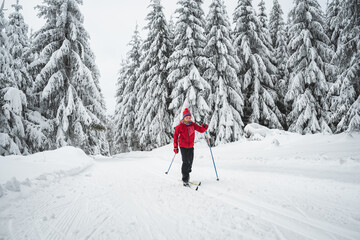 Kind beim Skilaufen auf der Loipe Skilanglauf