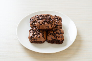 dark chocolate brownies topped by chocolate chips