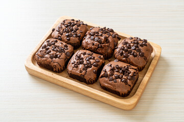 dark chocolate brownies topped by chocolate chips