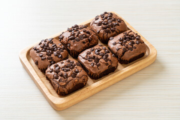 dark chocolate brownies topped by chocolate chips