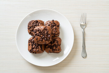 dark chocolate brownies topped by chocolate chips