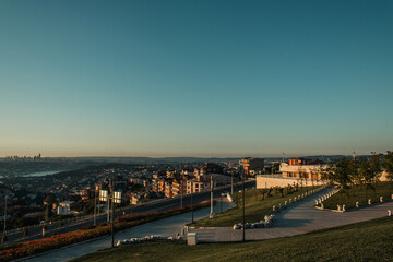 Fototapeta premium walkway on hill with city view