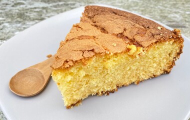 Part de gâteau de Savoie dans assiette 
