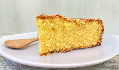 Part de Gâteau de Savoie dans assiette