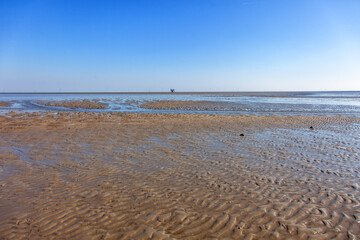 Bohrplattform im Wattenmeer bei Ebbe