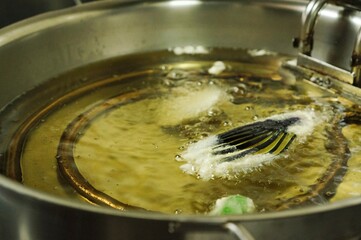 天ぷらを揚げる様子