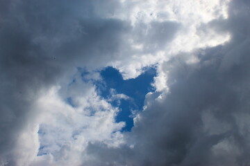 Fototapeta na wymiar A cloudy sky that clouds covered all but the shape of the heart of the sky.