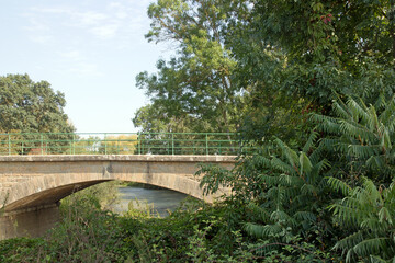 Paysage de campagne en Saône et Loire (Bourgogne -France).  Petit pont de pierre ancien.