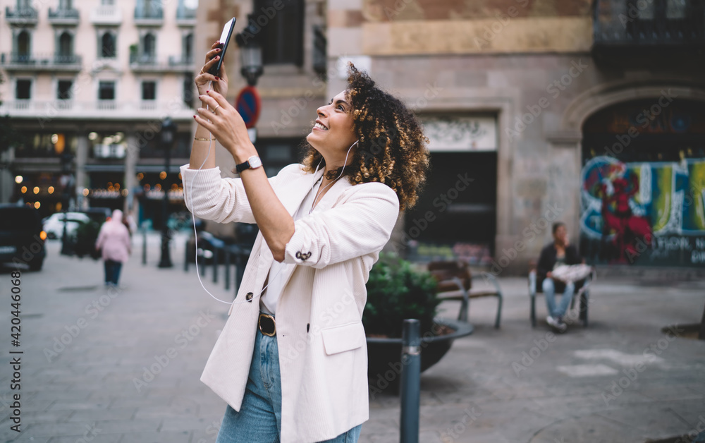 Aufkleber happy curly travel blogger connecting to 4g wireless for using smartphone application and make some 