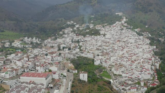 vista del municipio de Tolox en la comarca del parque nacional sierra de las Nieves, Andaluc&iacute;a