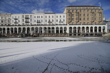 Winter in Hamburg; Alsterfleet mit Alsterarkaden
