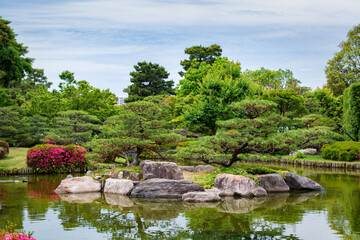 Fototapeta na wymiar Spring japanese garden with lake