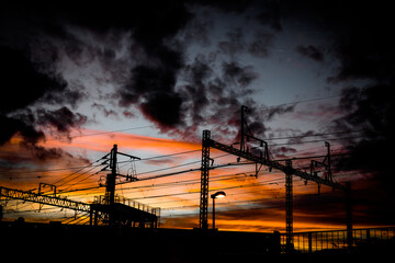 電柱シルエットと夕焼け
