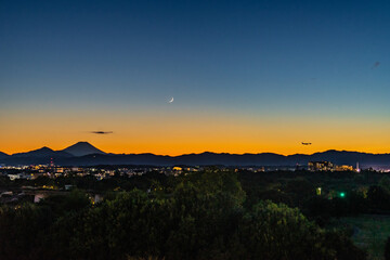 富士山と三日月のシルエット © kanzilyou