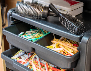 Friseurwagen mit Lockenwickler für eine Dauerwelle