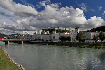 Obraz premium View of the city of Salzburg, the Cathedral, and the Hoenzalburg Fortress