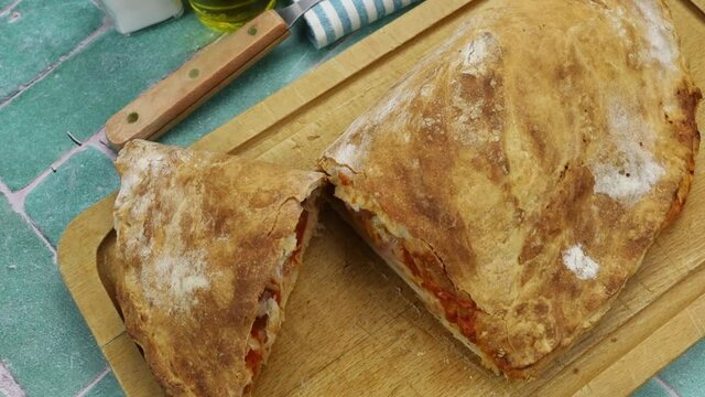 pizza calzone sur une table 