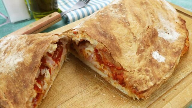 pizza calzone sur une table 