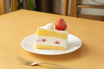 strawberry sponge cake on the table. Taken in the children's room.  テーブルの上の苺ショートケーキ。子供部屋で撮影