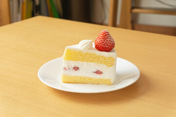 strawberry sponge cake on the table. Taken in the children's room.  テーブルの上の苺ショートケーキ。子供部屋で撮影