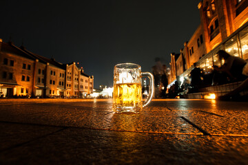 ビールジョッキと都会の風景