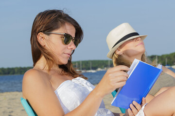 Obraz premium women in beach chairs holding hands