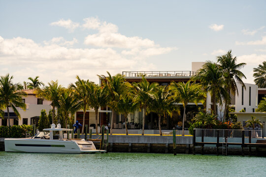 Rich home and boat in Miami Beach