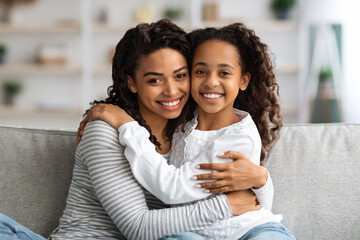Beautiful black mother and daughter bonding at home - obrazy, fototapety, plakaty