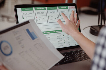 Obraz premium Business graph on computer screen. Data finance on laptop screen