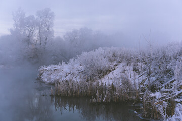 Obraz na płótnie Canvas frozen lake in the winter