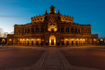 Fototapeta na wymiar Dresdener Semperoper beleuchtet zur Blauen Stunde
