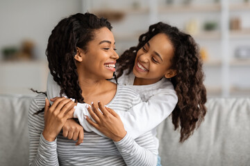 Cheerful african american mother and daughter having fun at home - obrazy, fototapety, plakaty