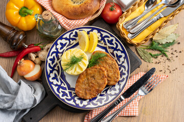 Beef patties with mashed potatoes, lemon and dill