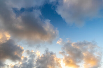 Lindas nuvens no final do dia