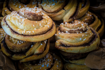 Leckere hausgebackene Zimtschnecken aufeinandergeschichtet