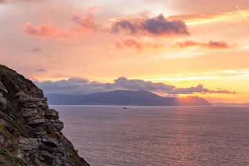 Obraz premium beautiful and colorful sunset views from a cliff next to the sea