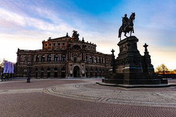 Fototapeta premium Semperoper zum Sonnenuntergang mit leicht lila Wolken