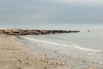 Panorama du bord de mer avec deux canne à pêche en Normandie