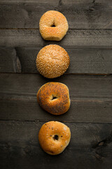 Vari tipi di pane caratteristico e tipico, isolati su un tavolo di legno © alex.pin